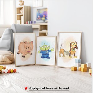 Peut inclure: Trois impressions encadr&eacute;es &agrave; l'aquarelle repr&eacute;sentant des personnages de dessins anim&eacute;s. L'une montre un cochon rose, une autre un extraterrestre vert et la troisi&egrave;me un chien teckel avec un corps en forme de ressort. Le texte en bas indique "No physical items will be sent."
