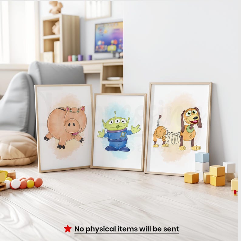 Peut inclure: Trois impressions encadr&eacute;es &agrave; l'aquarelle repr&eacute;sentant des personnages de dessins anim&eacute;s. L'une montre un cochon rose, une autre un extraterrestre vert et la troisi&egrave;me un chien teckel avec un corps en forme de ressort. Le texte en bas indique "No physical items will be sent."