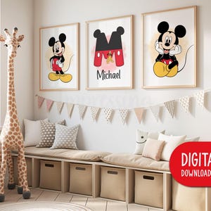 Pu&ograve; includere: Tre stampe artistiche incorniciate di Topolino in una cameretta. Una raffigura Topolino, un'altra la lettera "M" con i colori di Topolino, e la terza mostra Topolino. Un giocattolo a forma di giraffa e una panca con contenitori completano la scena.