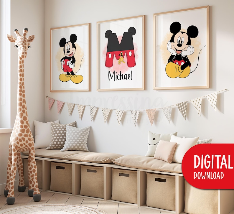 Pu&ograve; includere: Tre stampe artistiche incorniciate di Topolino in una cameretta. Una raffigura Topolino, un'altra la lettera "M" con i colori di Topolino, e la terza mostra Topolino. Un giocattolo a forma di giraffa e una panca con contenitori completano la scena.