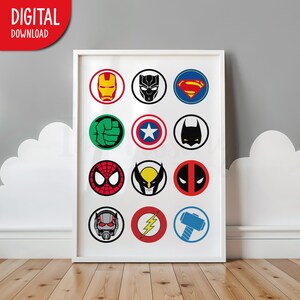 Puede incluir: Una impresi&oacute;n enmarcada en blanco con 12 logotipos de superh&eacute;roes coloridos. Los logotipos incluyen Iron Man, Black Panther, Superman, Hulk, Capit&aacute;n Am&eacute;rica, Batman, Spiderman, Wolverine, Deadpool, Ant-Man, Flash y Thor.