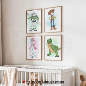 Peut inclure: Quatre impressions encadr&eacute;es &agrave; l'aquarelle repr&eacute;sentant des personnages du film Toy Story. Les personnages incluent Buzz l'&Eacute;clair, Woody, Bo Peep et Rex. Les impressions sont dans des cadres en bois et sont affich&eacute;es sur un mur blanc au-dessus d'un berceau. Le texte en bas dit "Aucun article physique ne sera envoy&eacute;."