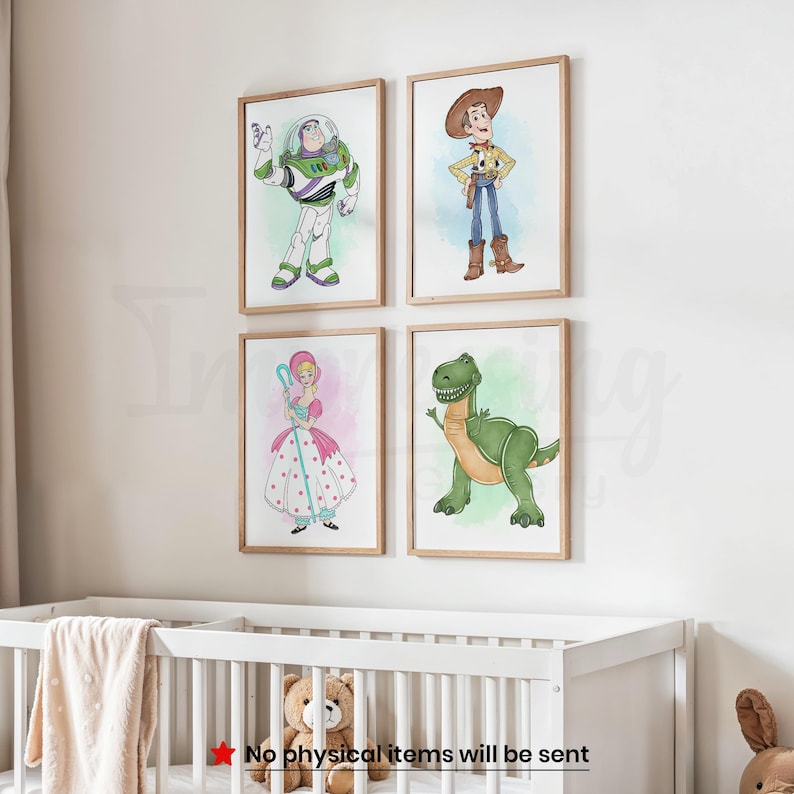 Peut inclure: Quatre impressions encadr&eacute;es &agrave; l'aquarelle repr&eacute;sentant des personnages du film Toy Story. Les personnages incluent Buzz l'&Eacute;clair, Woody, Bo Peep et Rex. Les impressions sont dans des cadres en bois et sont affich&eacute;es sur un mur blanc au-dessus d'un berceau. Le texte en bas dit "Aucun article physique ne sera envoy&eacute;."