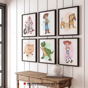 Peut inclure: Six impressions encadr&eacute;es pr&eacute;sentent des personnages de dessins anim&eacute;s populaires. Les impressions incluent un cow-boy, un chien, un cochon, un dinosaure, une cow-girl et un motard. Les cadres sont marron fonc&eacute;, et l'&oelig;uvre est sur fond blanc.
