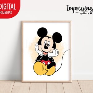 Pu&ograve; includere: Un download digitale incorniciato con un'illustrazione di Topolino. Topolino &egrave; raffigurato nel suo abbigliamento classico, con orecchie nere, una camicia rossa, scarpe gialle e guanti bianchi. Il testo "DOWNLOAD DIGITALE" e "Impressing gallery" &egrave; incluso.