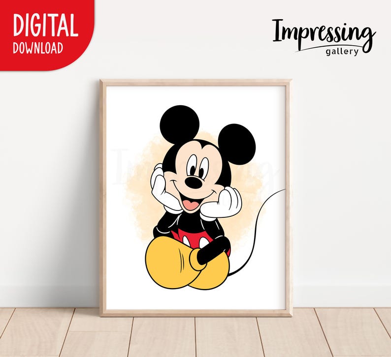 Pu&ograve; includere: Un download digitale incorniciato con un'illustrazione di Topolino. Topolino &egrave; raffigurato nel suo abbigliamento classico, con orecchie nere, una camicia rossa, scarpe gialle e guanti bianchi. Il testo "DOWNLOAD DIGITALE" e "Impressing gallery" &egrave; incluso.