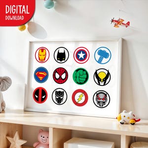 Peut inclure: Une impression encadrée blanche avec 12 logos de super-héros colorés en cercles. Les logos incluent Iron Man, Batman, Captain America, Thor, Superman, Spiderman, Hulk, Wolverine, Deadpool, Black Panther, Flash et Ant-Man.