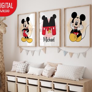 Pu&ograve; includere: Tre stampe artistiche incorniciate di Topolino. Le stampe raffigurano Topolino in varie pose, con una stampa personalizzata che include il nome "Michael". Le stampe sono in cornici di legno e sono esposte sopra una panca contenitore con cuscini.