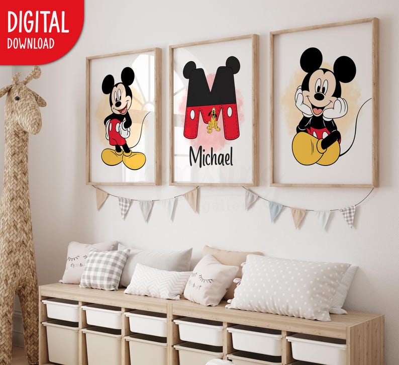 Pu&ograve; includere: Tre stampe artistiche incorniciate di Topolino. Le stampe raffigurano Topolino in varie pose, con una stampa personalizzata che include il nome "Michael". Le stampe sono in cornici di legno e sono esposte sopra una panca contenitore con cuscini.