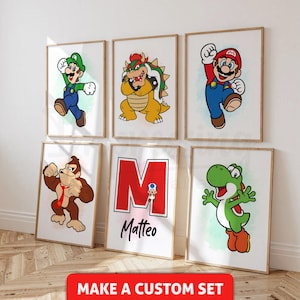 以下が含まれることがあります： マリオ、ルイージ、クッパ、ドンキーコング、ヨッシーなど、漫画のキャラクターが描かれた6つの額入りアートプリント。1つのプリントには、名前「Matteo」の赤い「M」があります。プリントは木製のフレームに入っており、下部には「MAKE A CUSTOM SET」と書かれた赤いバナーがあります。