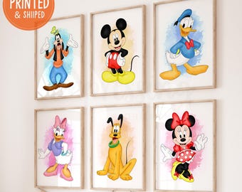 Puede incluir: Conjunto de seis ilustraciones de acuarela enmarcadas con personajes de Disney: Mickey Mouse, Minnie Mouse, Donald Duck, Goofy, Pluto y Daisy Duck. Cada ilustración está sobre un fondo colorido.