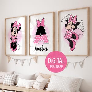 Könnte beinhalten: Drei gerahmte Drucke mit Minnie Mouse-Illustrationen in Rosa und Schwarz. Ein Druck zeigt Minnie Mouse, ein anderer zeigt den Buchstaben "A" mit einem rosa Tupfenmuster und dem Namen "Amelia", und der dritte zeigt Minnie Mouse beim Tanzen. Ein rosa "DIGITALER DOWNLOAD"-Aufkleber befindet sich im Vordergrund.