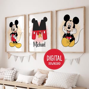 Pu&ograve; includere: Tre stampe artistiche incorniciate di Topolino. Una presenta Topolino in una posa classica, un'altra mostra la lettera "M" con i colori di Topolino, e la terza mostra Topolino con le mani sul viso. Le stampe sono in una cameretta.