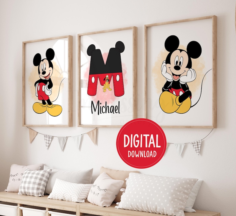 Pu&ograve; includere: Tre stampe artistiche incorniciate di Topolino. Una presenta Topolino in una posa classica, un'altra mostra la lettera "M" con i colori di Topolino, e la terza mostra Topolino con le mani sul viso. Le stampe sono in una cameretta.