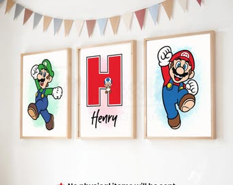 Puede incluir: Tres impresiones enmarcadas con personajes de dibujos animados. Una muestra a Luigi en verde y azul, otra tiene la letra roja "H" con un personaje y el nombre "Henry", y la tercera presenta a Mario en rojo y azul.
