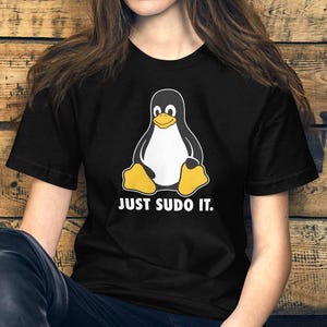 JUST SUDO IT Linux T-shirt, uniseks open source Tux Penguin T-shirt, nerdy cadeau voor codeerfanaten en programmeurs, Linux-gebruiker aanwezig