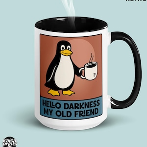 Może przedstawiać: Biały kubek ceramiczny o pojemności 425 ml z czarnym wnętrzem i uchwytem. Kubek przedstawia kreskówkowego pingwina trzymającego filiżankę kawy z niebieskim napisem "HELLO DARKNESS MY OLD FRIEND". Słowo "RETRO" znajduje się na górze.