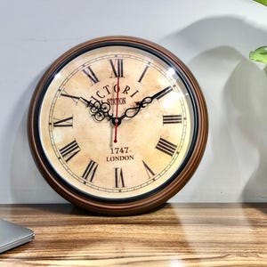 Handgefertigte Wanduhr aus Holz mit antikem tiefen Glasdesign