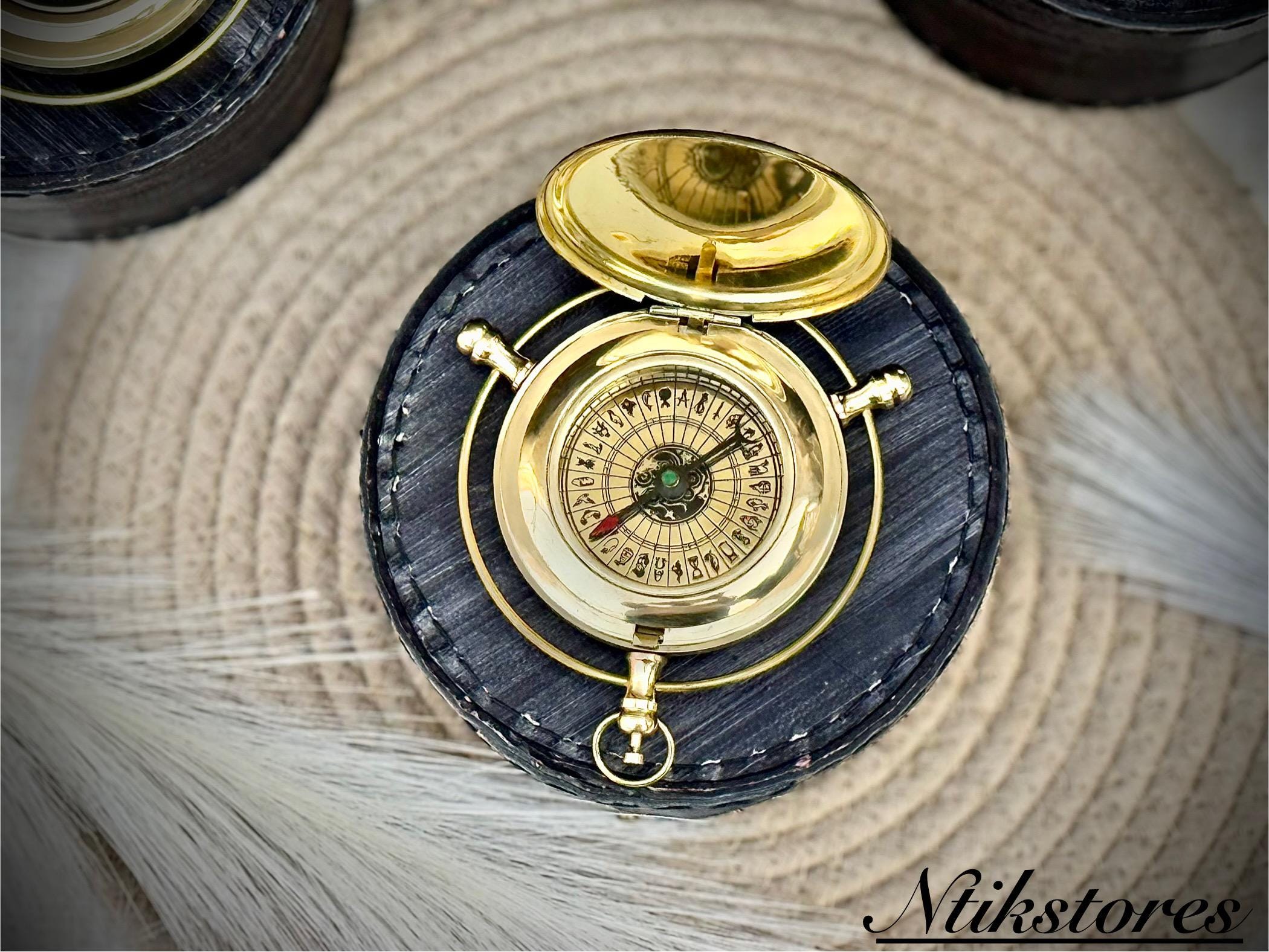 La boussole d'or « originale » alethiomètre symbole lecteur vérité mesure La boussole d'or « originale » alethiomètre symbole lecteur vérité mesure