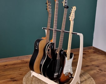 Affichez votre collection de guitares avec style grâce à notre support en bois robuste pour 2 à 7 guitares