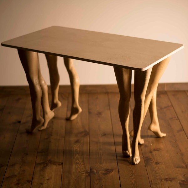 Tisch mit 4 Paar weiblichen Beinen
