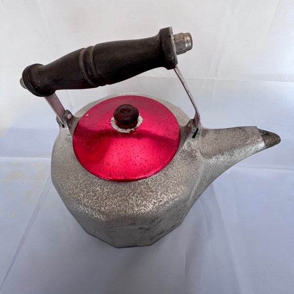 Hervidor de agua de aluminio fundido vintage de la década de 1960 con tapa roja - ¡Encanto rústico!