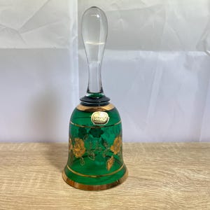 Campana in vetro di Boemia vintage – verde e oro – realizzata in Cecoslovacchia – 14 cm