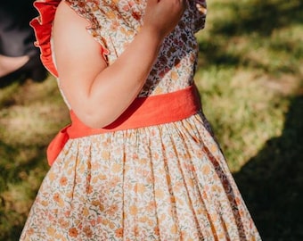 Sophie, la robe avec des volants aux épaules.