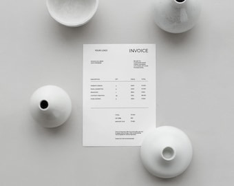 以下が含まれることがあります： 「INVOICE」と書いてある白黒の請求書。請求書には、さまざまなサービスの数量、価格、合計が記載されています。請求書は、白い陶器の花瓶4つに囲まれています。