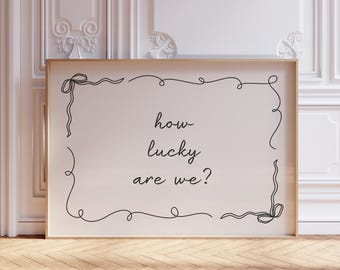 How Lucky Are We Print, Digital Download, Coquette Bow Trendy Wandkunst, Wohnzimmer Dekor