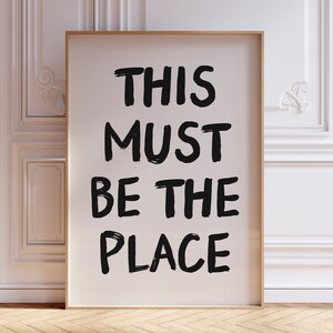 「This Must Be The Place」プリント、タイポグラフィポスター、デジタルダウンロードプリント、トレンディなウォールアート、寮の部屋の装飾、美的プリント、バーカートの装飾