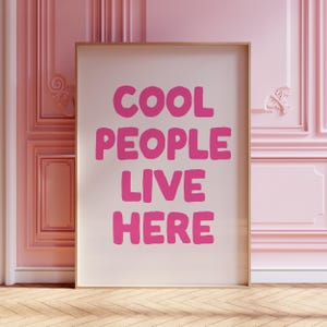 Aquí vive gente genial. Lámina, descarga digital, póster con tipografía rosa, arte de pared moderno. imagen 1