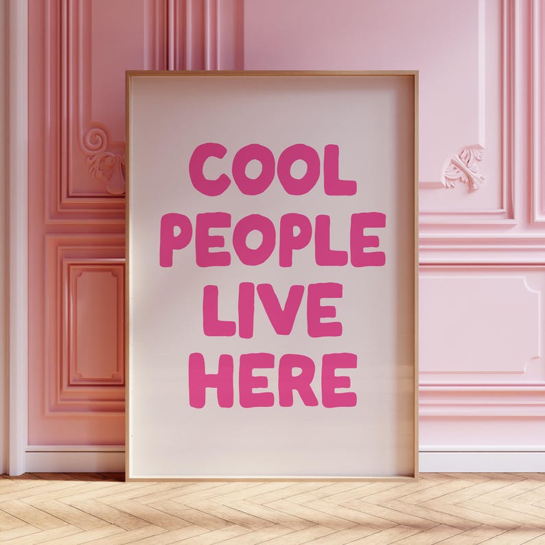 Aquí vive gente genial. Lámina, descarga digital, póster con tipografía rosa, arte de pared moderno. imagen 1