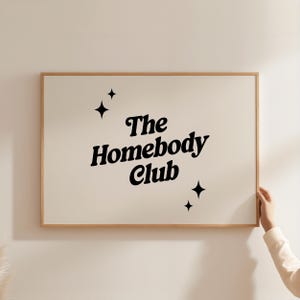 The Homebody Club Druck, digitaler Download, trendige Wandkunst, Typografie Poster, Retro Wanddekor, Couch Potato Geschenk, lustiges introvertiertes Zitat