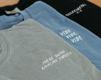 Camisa bordada personalizada, camisa de color cómodo, regalo personalizado, regalo personal para fiestas, camiseta bordada, regalo para bodas