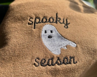 Broderad söt spökskjorta med läskiga säsonger, Halloween-skjorta, skjorta i bekväma färger, spökskjorta, retro höstskjorta, Halloween-spöktröja