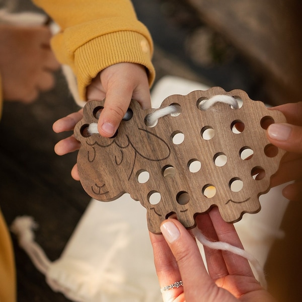 Mouton à laçage en bois pour tout-petit | Jouets à coudre Montessori pour enfants | Planche à enfiler