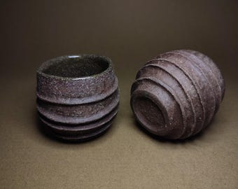Juego de dos tazas de espresso decorativas talladas a mano en gres rojo intenso, únicas