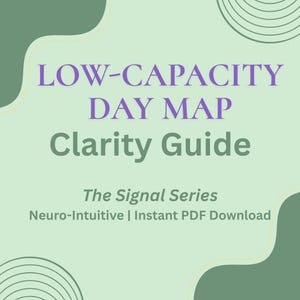 Puede incluir: Una portada de producto digital con el texto "LOW-CAPACITY DAY MAP Clarity Guide" en morado y verde. El texto "The Signal Series" y "Neuro-Intuitive | Instant PDF Download" también se incluye sobre un fondo verde claro.