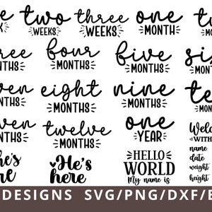 Può includere: Una collezione di design grafici digitali neri con testo di traguardi per neonati, incluse parole da una settimana a dodici mesi, un anno, Hello World, She's here, He's here e un modello di annuncio di nascita con righe per nome, data, peso e altezza.