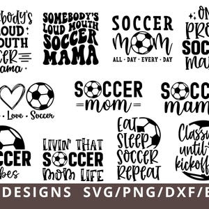 Può includere: Una collezione di undici design grafici digitali in bianco e nero con palloni da calcio e tipografia. Le frasi includono Somebody's Loud Mouth Soccer Mama, Soccer Mom, Peace Love Soccer, Soccer Vibes, Livin That Soccer Mom Life e Classy Until Kickoff.
