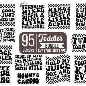 Op de afbeelding: Een digitale collectie van 95 zwart-wit grafische ontwerpen met golvende typografie en dambordpatronen. Zinnen zijn onder andere The Cool Kid Just Showed Up, Mama's Expensive Little Bestie, Snack Dealer, Sippy Club Gang en Toddler Life.