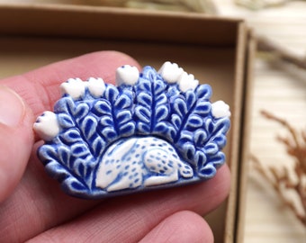 Spilla con animali. Coniglio in ceramica con fiori bianchi. Spilla in ceramica lepre. Ceramica tradizionale blu e bianca