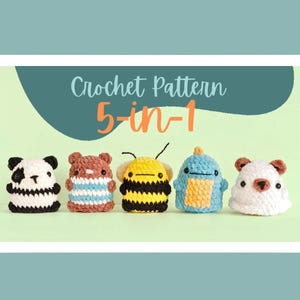 Pode incluir: Apresentação de cinco animais amigurumi de crochê: um panda, um urso com listras azuis e brancas, uma abelha, um dinossauro azul e um urso branco. O texto "Crochet Pattern 5-in-1" é exibido acima dos animais.