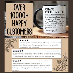 Puede incluir: Una taza de cer&aacute;mica blanca con asa y borde negros, con la inscripci&oacute;n "CHAOS COORDINATOR" y su definici&oacute;n. La imagen tambi&eacute;n muestra el texto "OVER 10000+ HAPPY CUSTOMERS".