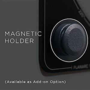 Peut inclure: Gros plan sur un support magnétique noir avec le texte "MAGNETIC HOLDER" et "(Available as Add-on Option)" imprimé sur une surface grise.