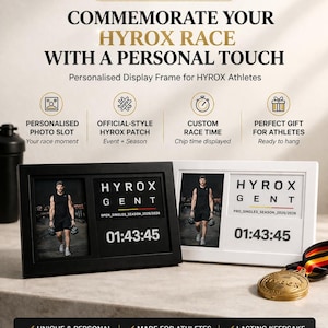 Op de afbeelding: Zwart-witte displayframes voor HYROX-atleten. Elk frame heeft een fotoslot, racetijd en de tekst "HYROX GENT" met een racetijd van 01:43:45. Een gouden medaille met een lint is ook zichtbaar.