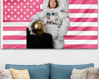 Tapiz de la bandera rosa espacial de Christina Koch, bandera con foto de la Tierra de la ventana de Orión de Christina Koch Engineer II, bandera de la misión espacial