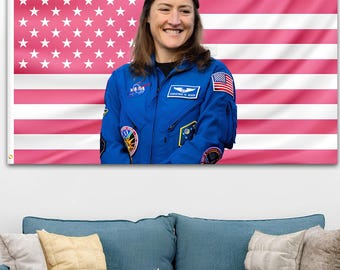 Tapiz con la bandera rosa de Artemis de Christina Koch, Bandera con foto de la Tierra de Orión de Artemis II de Christina Koch, Bandera de misión espacial