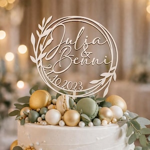 Personalisierter Hochzeit Cake Topper mit Namen & Datum aus Holz – Boho Hochzeitsdeko – Brautpaar Tortenaufsatz (verschiede Farben möglich)